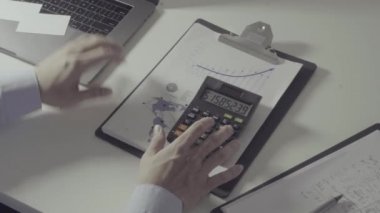Sağlık görünümünü maliyeti ve kavram ücretleri. Ağır çekimde modern hastanede tıbbi masrafları için bir hesap makinesi akıllı doktor el kullanılır