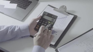 Sağlık görünümünü maliyeti ve kavram ücretleri. Ağır çekimde modern hastanede tıbbi masrafları için bir hesap makinesi akıllı doktor el kullanılır