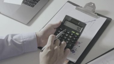 Sağlık görünümünü maliyeti ve kavram ücretleri. Ağır çekimde modern hastanede tıbbi masrafları için bir hesap makinesi akıllı doktor el kullanılır