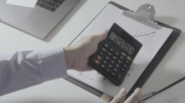 Sağlık görünümünü maliyeti ve kavram ücretleri. Ağır çekimde modern hastanede tıbbi masrafları için bir hesap makinesi akıllı doktor el kullanılır