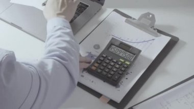 Sağlık görünümünü maliyeti ve kavram ücretleri. Ağır çekimde modern hastanede tıbbi masrafları için bir hesap makinesi akıllı doktor el kullanılır