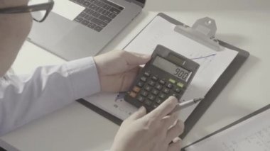 Sağlık görünümünü maliyeti ve kavram ücretleri. Ağır çekimde modern hastanede tıbbi masrafları için bir hesap makinesi akıllı doktor el kullanılır