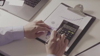 Sağlık görünümünü maliyeti ve kavram ücretleri. Ağır çekimde modern hastanede tıbbi masrafları için bir hesap makinesi akıllı doktor el kullanılır