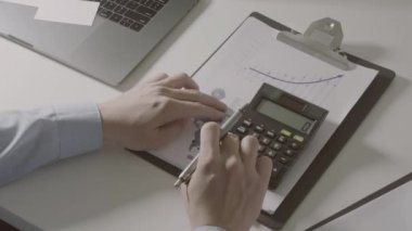 Sağlık görünümünü maliyeti ve kavram ücretleri. Ağır çekimde modern hastanede tıbbi masrafları için bir hesap makinesi akıllı doktor el kullanılır