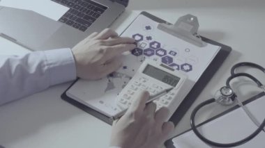 Sağlık görünümünü maliyeti ve kavram ücretleri. Ağır çekimde modern hastanede tıbbi masrafları için bir hesap makinesi akıllı doktor el kullanılır