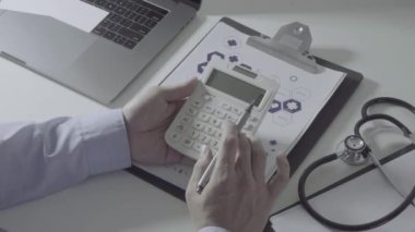 Sağlık görünümünü maliyeti ve kavram ücretleri. Ağır çekimde modern hastanede tıbbi masrafları için bir hesap makinesi akıllı doktor el kullanılır