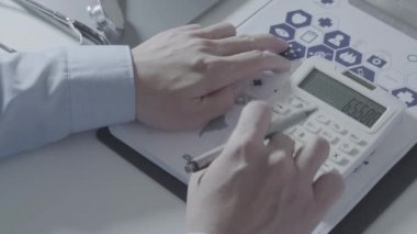 Sağlık görünümünü maliyeti ve kavram ücretleri. Ağır çekimde modern hastanede tıbbi masrafları için bir hesap makinesi akıllı doktor el kullanılır