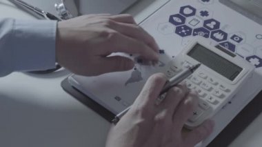 Sağlık görünümünü maliyeti ve kavram ücretleri. Ağır çekimde modern hastanede tıbbi masrafları için bir hesap makinesi akıllı doktor el kullanılır