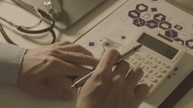 Sağlık görünümünü maliyeti ve kavram ücretleri. Ağır çekimde modern hastanede tıbbi masrafları için bir hesap makinesi akıllı doktor el kullanılır