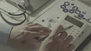 Sağlık görünümünü maliyeti ve kavram ücretleri. Ağır çekimde modern hastanede tıbbi masrafları için bir hesap makinesi akıllı doktor el kullanılır