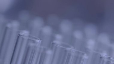 Sağlık görünümünü maliyeti ve kavram ücretleri. Ağır çekimde modern hastanede tıbbi masrafları için bir hesap makinesi akıllı doktor el kullanılır