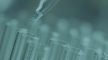 Sağlık görünümünü maliyeti ve kavram ücretleri. Ağır çekimde modern hastanede tıbbi masrafları için bir hesap makinesi akıllı doktor el kullanılır