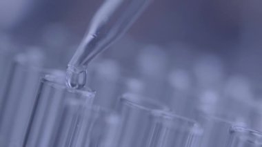Sağlık görünümünü maliyeti ve kavram ücretleri. Ağır çekimde modern hastanede tıbbi masrafları için bir hesap makinesi akıllı doktor el kullanılır