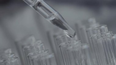 Sağlık görünümünü maliyeti ve kavram ücretleri. Ağır çekimde modern hastanede tıbbi masrafları için bir hesap makinesi akıllı doktor el kullanılır