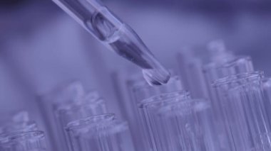 Sağlık görünümünü maliyeti ve kavram ücretleri. Ağır çekimde modern hastanede tıbbi masrafları için bir hesap makinesi akıllı doktor el kullanılır