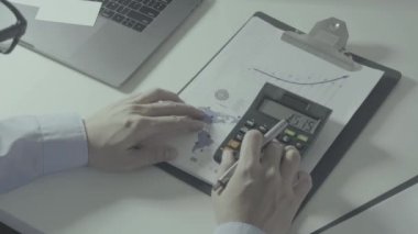 Sağlık görünümünü maliyeti ve kavram ücretleri. Ağır çekimde modern hastanede tıbbi masrafları için bir hesap makinesi akıllı doktor el kullanılır