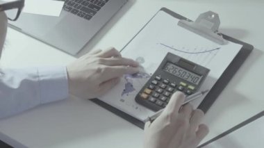 Sağlık görünümünü maliyeti ve kavram ücretleri. Ağır çekimde modern hastanede tıbbi masrafları için bir hesap makinesi akıllı doktor el kullanılır