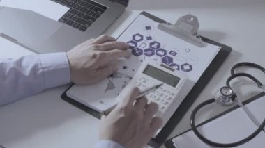 Sağlık görünümünü maliyeti ve kavram ücretleri. Ağır çekimde modern hastanede tıbbi masrafları için bir hesap makinesi akıllı doktor el kullanılır