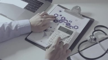 Sağlık görünümünü maliyeti ve kavram ücretleri. Ağır çekimde modern hastanede tıbbi masrafları için bir hesap makinesi akıllı doktor el kullanılır