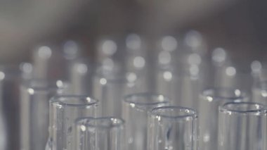 bir pipet ile çalışan laboratuvar bilim adamı analiz eder ve Dna veya test tüpleri molekülleri ayıklamak.