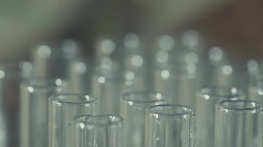bir pipet ile çalışan laboratuvar bilim adamı analiz eder ve Dna veya test tüpleri molekülleri ayıklamak.