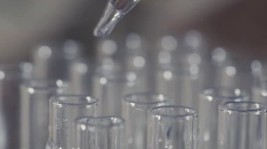 bir pipet ile çalışan laboratuvar bilim adamı analiz eder ve Dna veya test tüpleri molekülleri ayıklamak.
