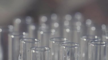 bir pipet ile çalışan laboratuvar bilim adamı analiz eder ve Dna veya test tüpleri molekülleri ayıklamak.