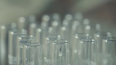 bir pipet ile çalışan laboratuvar bilim adamı analiz eder ve Dna veya test tüpleri molekülleri ayıklamak.