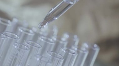 bir pipet ile çalışan laboratuvar bilim adamı analiz eder ve Dna veya test tüpleri molekülleri ayıklamak.