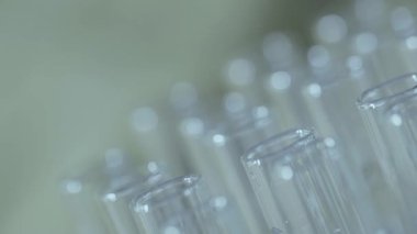 bir pipet ile çalışan laboratuvar bilim adamı analiz eder ve Dna veya test tüpleri molekülleri ayıklamak.