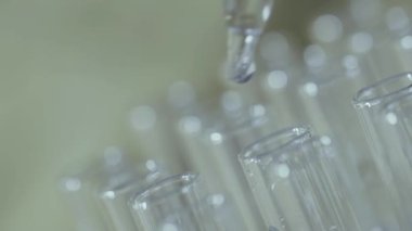 bir pipet ile çalışan laboratuvar bilim adamı analiz eder ve Dna veya test tüpleri molekülleri ayıklamak.