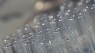 bir pipet ile çalışan laboratuvar bilim adamı analiz eder ve Dna veya test tüpleri molekülleri ayıklamak.