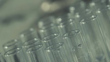 bir pipet ile çalışan laboratuvar bilim adamı analiz eder ve Dna veya test tüpleri molekülleri ayıklamak.