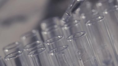 bir pipet ile çalışan laboratuvar bilim adamı analiz eder ve Dna veya test tüpleri molekülleri ayıklamak.