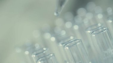 bir pipet ile çalışan laboratuvar bilim adamı analiz eder ve Dna veya test tüpleri molekülleri ayıklamak.