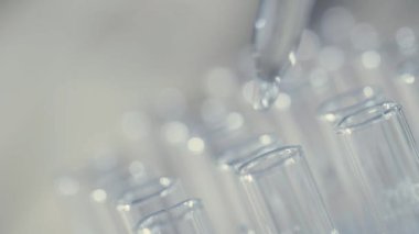 bir pipet ile çalışan laboratuvar bilim adamı analiz eder ve Dna veya test tüpleri molekülleri ayıklamak.