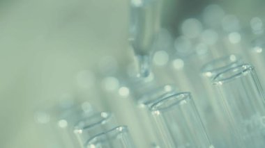 bir pipet ile çalışan laboratuvar bilim adamı analiz eder ve Dna veya test tüpleri molekülleri ayıklamak.