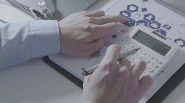 Sağlık görünümünü maliyeti ve kavram ücretleri. Ağır çekimde modern hastanede tıbbi masrafları için bir hesap makinesi akıllı doktor el kullanılır
