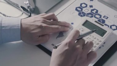 Sağlık görünümünü maliyeti ve kavram ücretleri. Ağır çekimde modern hastanede tıbbi masrafları için bir hesap makinesi akıllı doktor el kullanılır