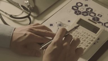 Sağlık görünümünü maliyeti ve kavram ücretleri. Ağır çekimde modern hastanede tıbbi masrafları için bir hesap makinesi akıllı doktor el kullanılır