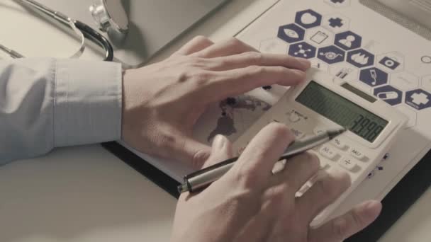 관리의 비용과 수수료 슬로우 모션으로 병원에 비용에 계산기를 스마트 의사의 — 비디오