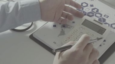 Sağlık görünümünü maliyeti ve kavram ücretleri. Ağır çekimde modern hastanede tıbbi masrafları için bir hesap makinesi akıllı doktor el kullanılır