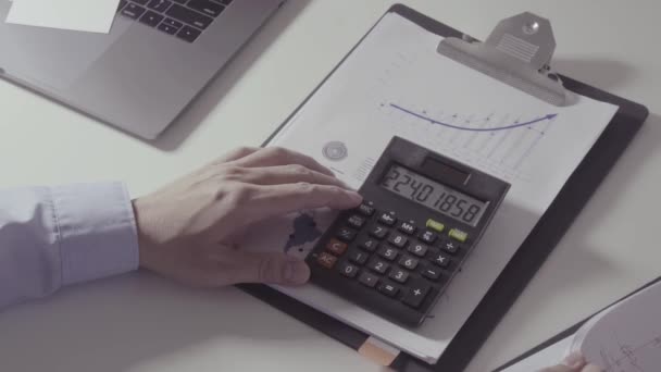 Empresário Mão Trabalhando Com Finanças Sobre Custo Calculadora Laptop Com — Vídeo de Stock