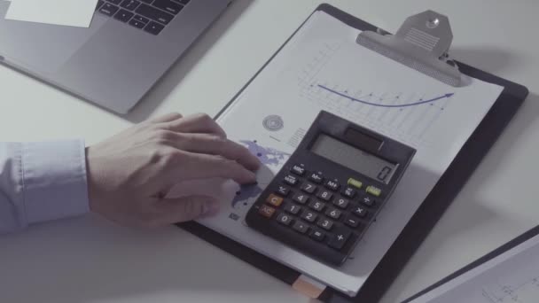 Geschäftsmann Hand Arbeitet Mit Finanzen Über Kosten Und Taschenrechner Und — Stockvideo