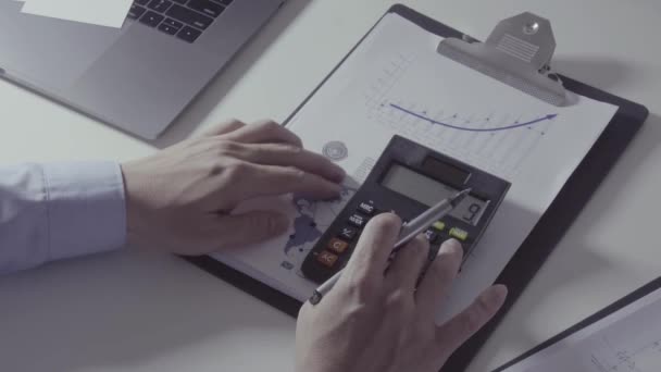 Zakenman Hand Werken Met Financiën Kosten Calculator Laptop Met Mobiele — Stockvideo