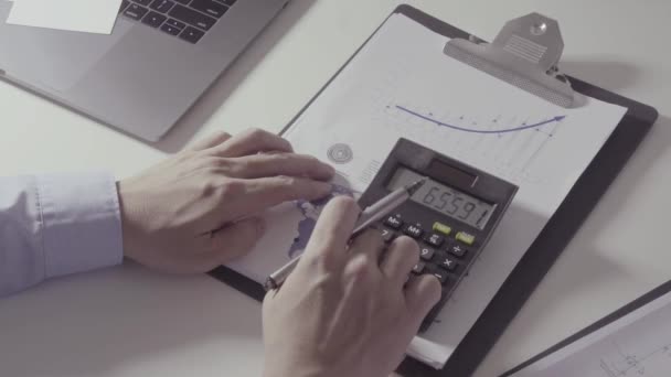 Empresário Mão Trabalhando Com Finanças Sobre Custo Calculadora Laptop Com — Vídeo de Stock