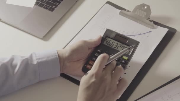 Üzletember Kéz Dolgozik Pénzügyekkel Kapcsolatos Költségek Számológép Laptop Mobiltelefon Withe — Stock videók