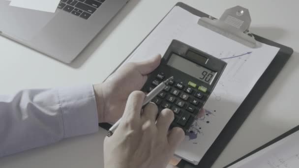 Podnikatel Ruční Práce Financemi Náklady Kalkulačka Notebook Mobilním Telefonem Stole — Stock video