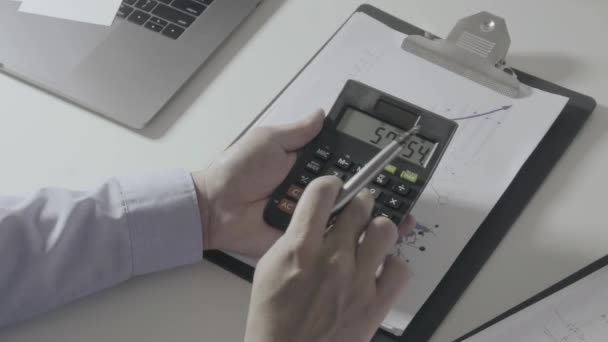 Бізнесмен Рука Працює Фінансами Про Вартість Калькулятор Ноутбук Мобільним Телефоном — стокове відео