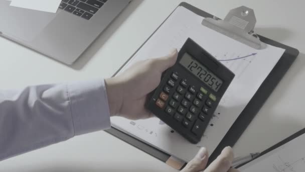 Empresario Mano Trabajando Con Las Finanzas Sobre Costo Calculadora Ordenador — Vídeo de stock
